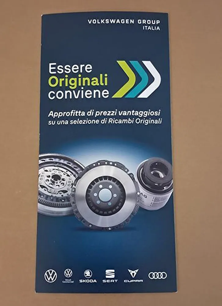 Depliant a 4 ante chiuso cordonato e piegato | UnigrafPrint